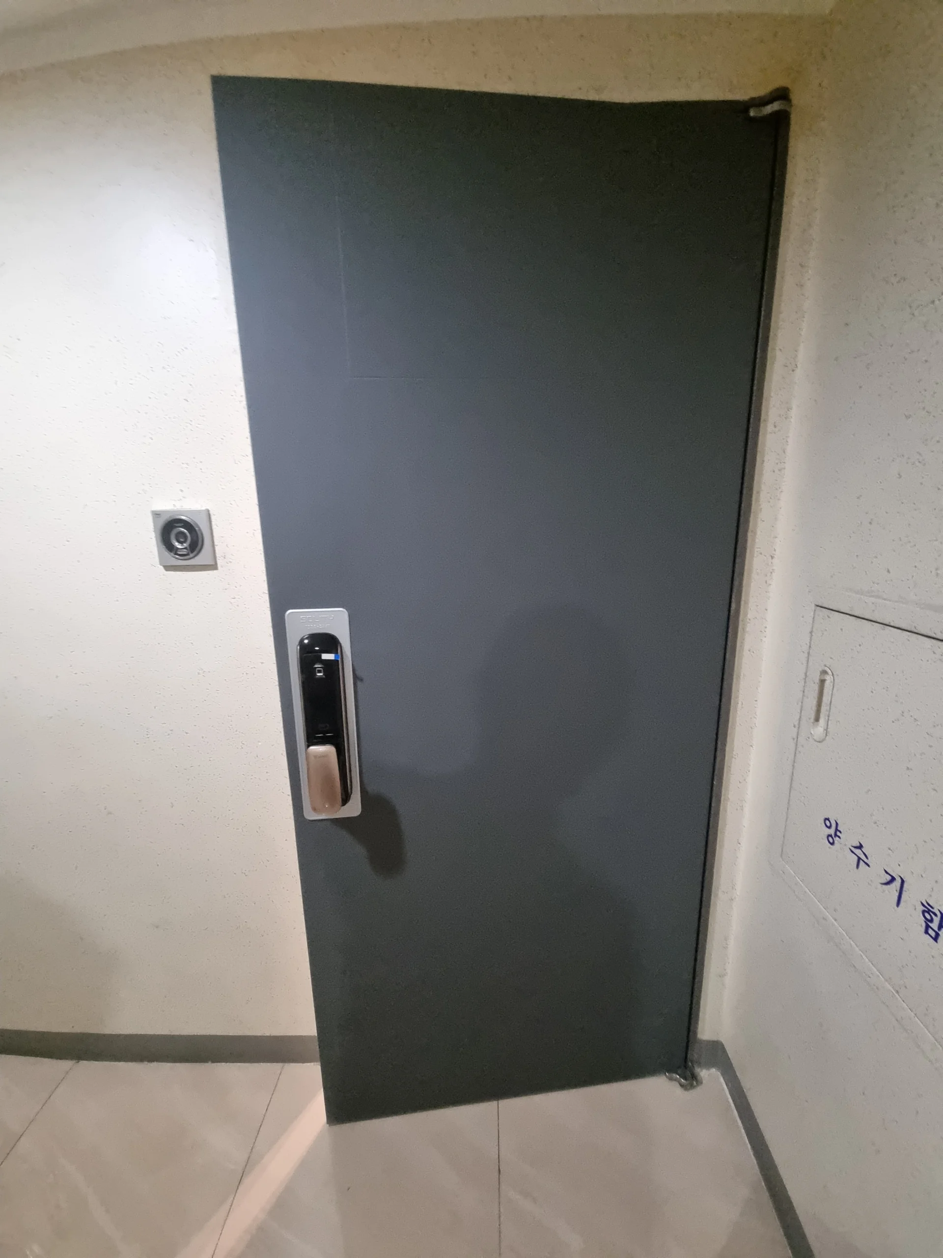 현관문필름시공 포트폴리오 - 차콜 무광 마감 사례