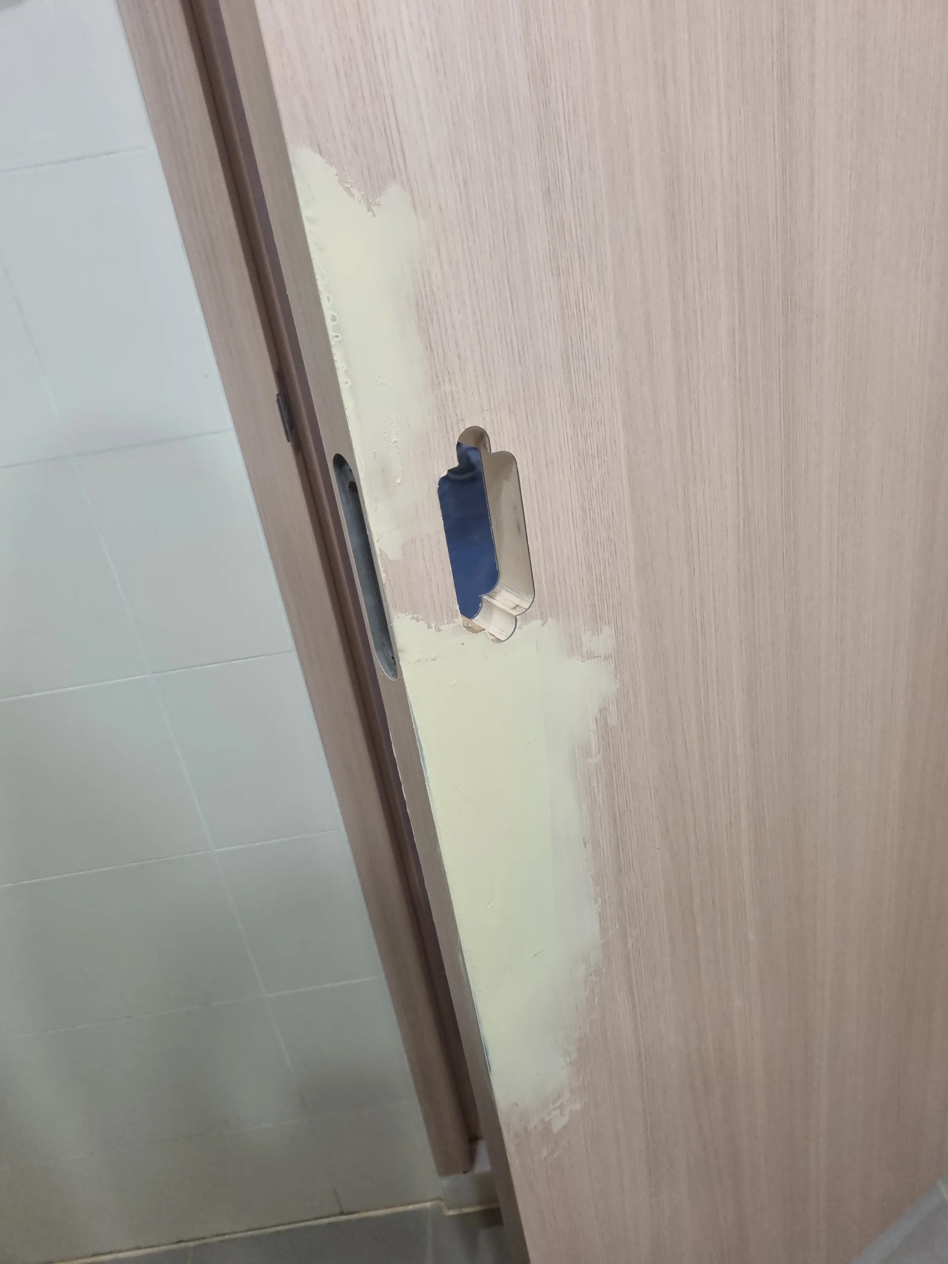 필름시공 시공 전 변색된 문틀